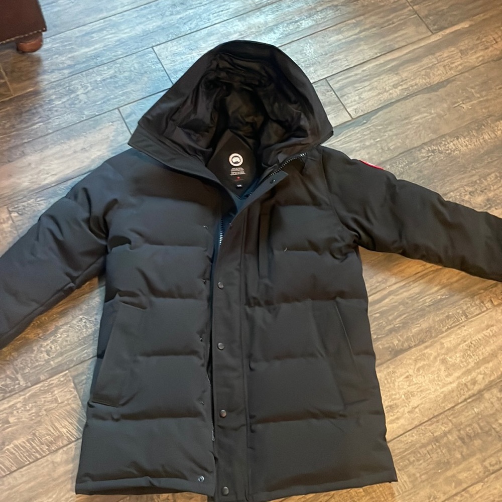 Mens Canada Goose winter coat black. Worn 1 winter comes with the bag and hanger